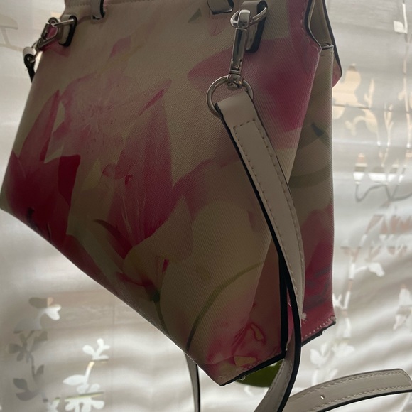 Guess - Picture 7 of 7